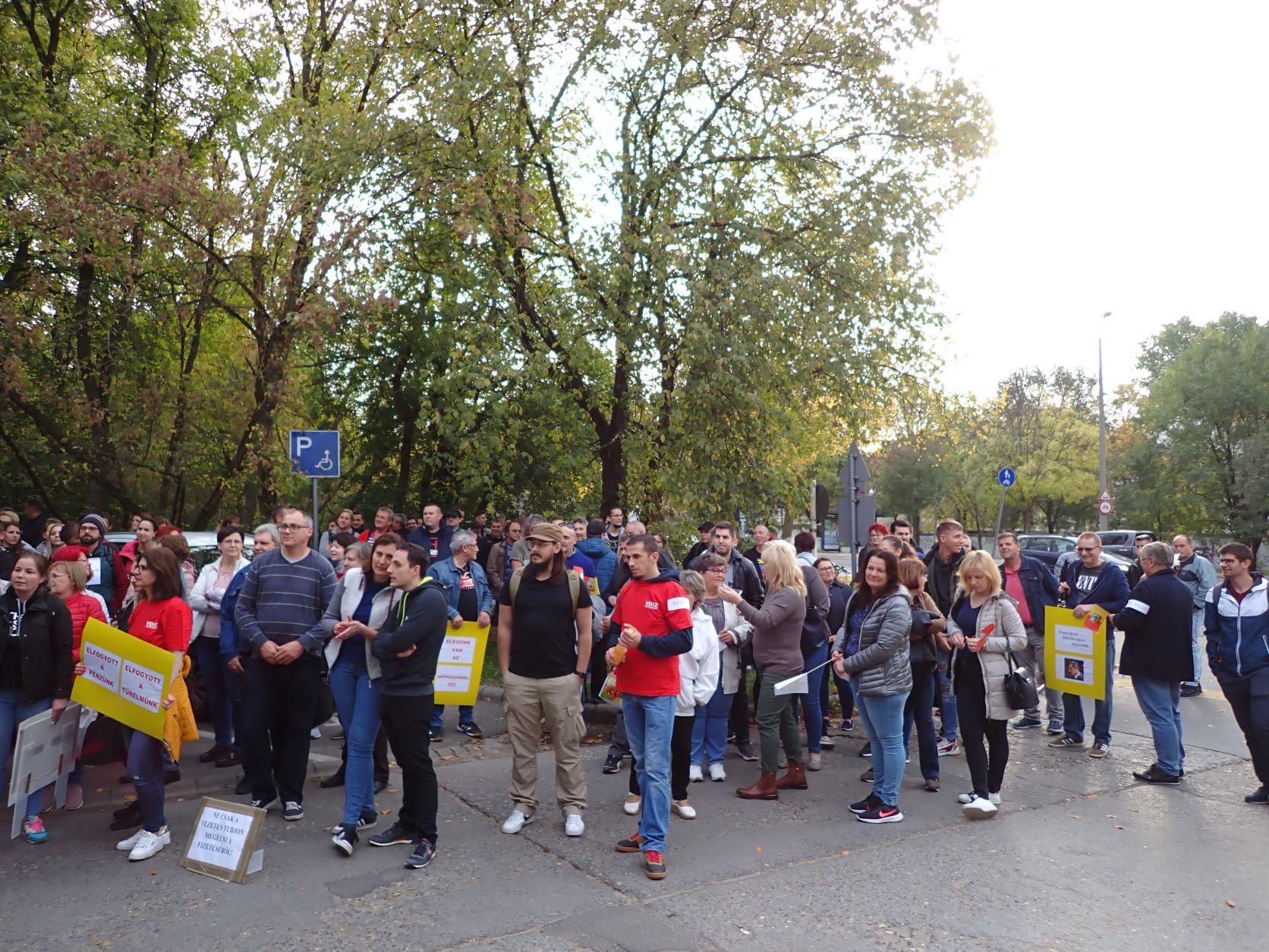 Demonstráció a debreceni TEVA előtt