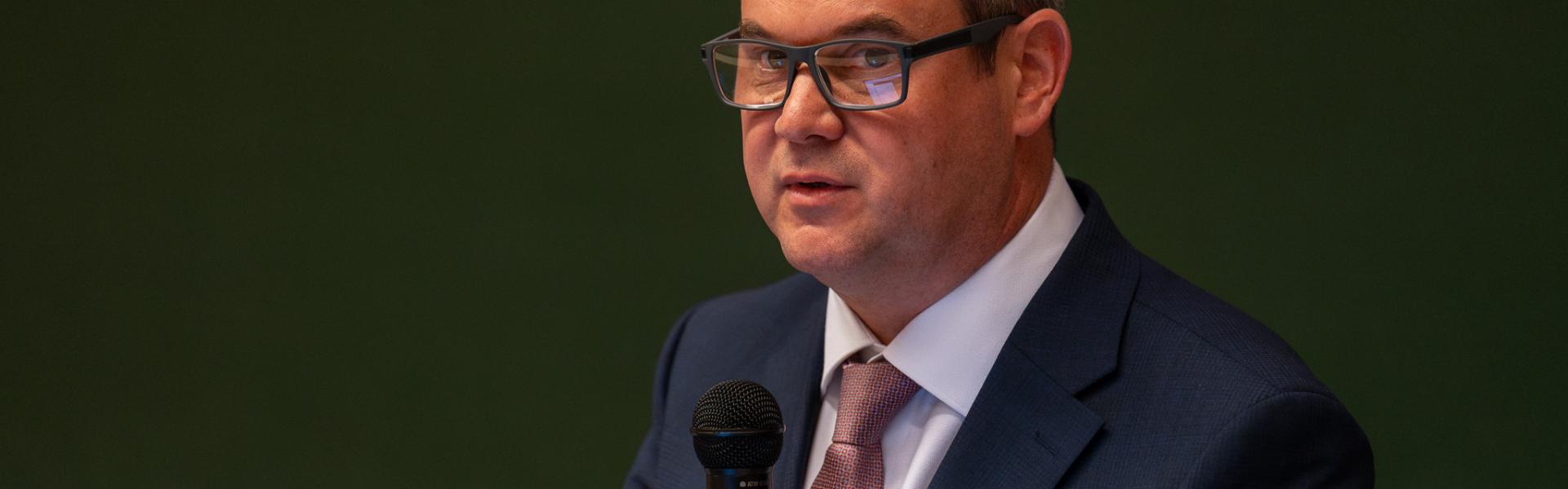 Már megint a zsebünkben turkálnak ?