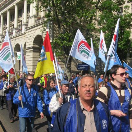 Három mûszakban tüntettek a fegyveresek
