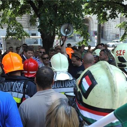 Parancs: lezárni  az egyeztetést a hétvégére!