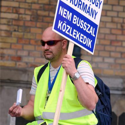 Figyelmeztetõ sztrájkot tartanak a mozdonyvezetõk és a BKV jármûvezetõi, valamint a dél-dunántúli Volán-buszvezetõk június 29-én.